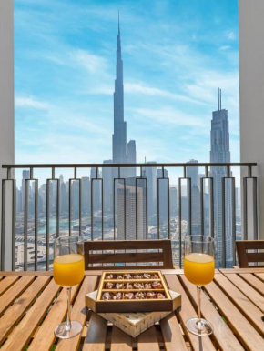 Chic 4 Bedroom Apartment I Burj Khalifa & Fountain Views I Direct Access to Dubai Mall I Free Gym, Pool, Parking Wi-Fi and PS5 I by Skyline Serenity